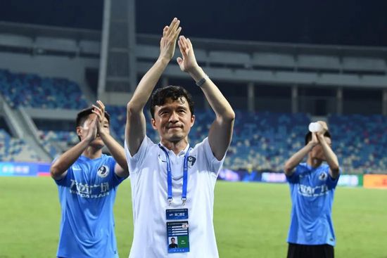 世体表示，赛前拉波尔塔与哈维进行了一次会议交流，德科也参与其中。